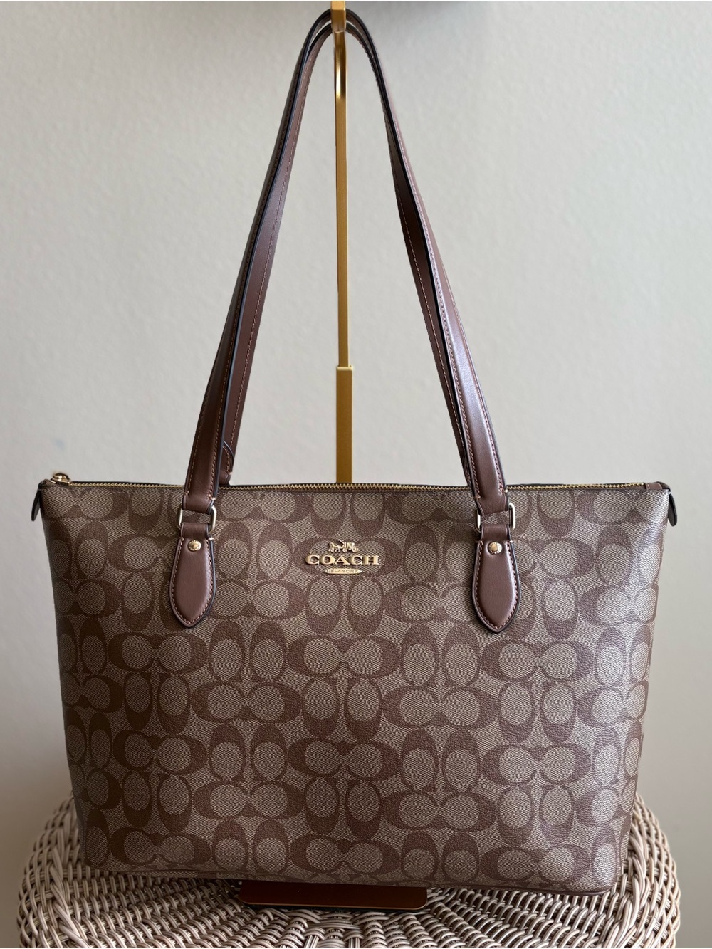 Coach Gallery Tote In Signature
Canvas (CH504)